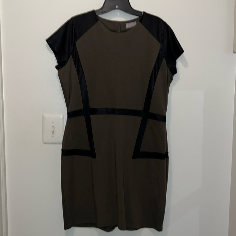 EVOLUTION - LARGE GREEN & BLACK STRETCH ZIP BACK SHORT SLEEVE DRESS EUC
